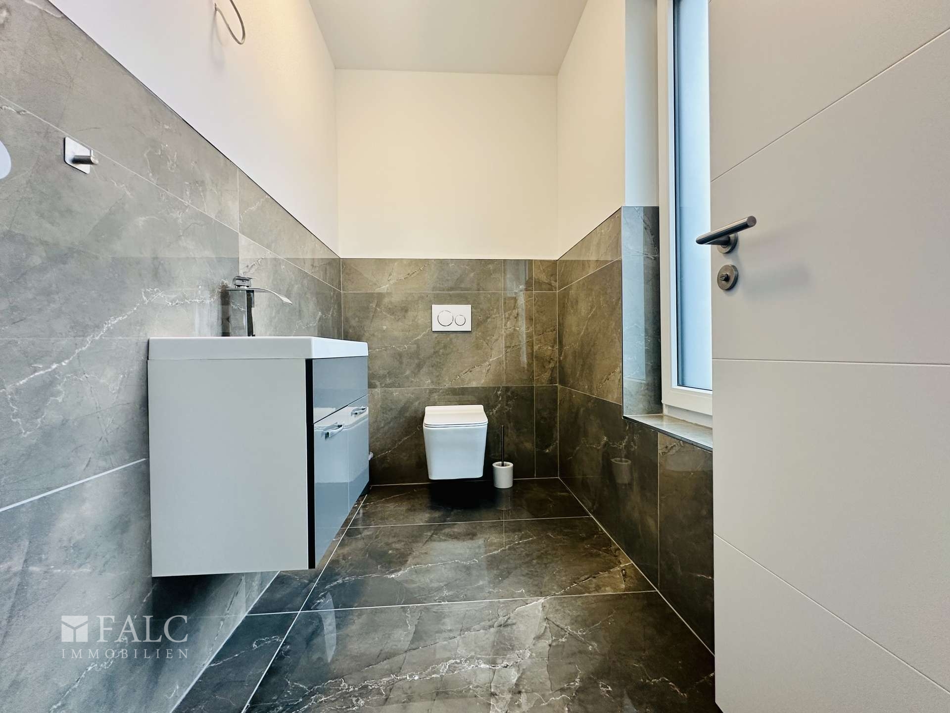 „Stilvolles Gäste-WC mit Tageslicht.“